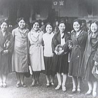 東京女子医学専門学校時代（右から２人目）